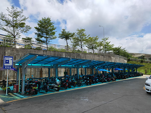 電動車充電樁被霸占，沒地方放電怎么辦
